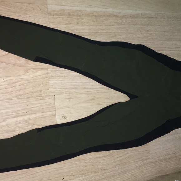 Athleta fitness dual color block leggings - Picture 3 of 3
